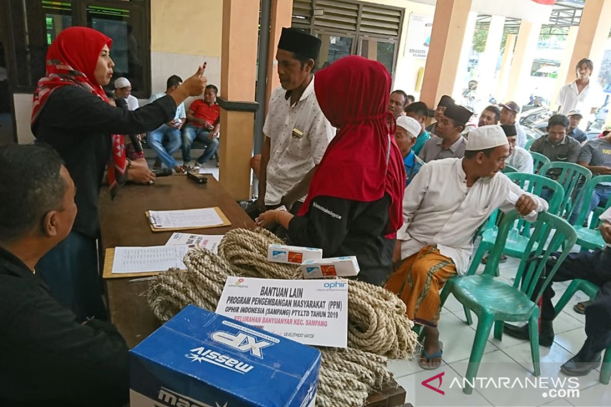 Puluhan nelayan Sampang terima bantuan program pengembangan masyarakat