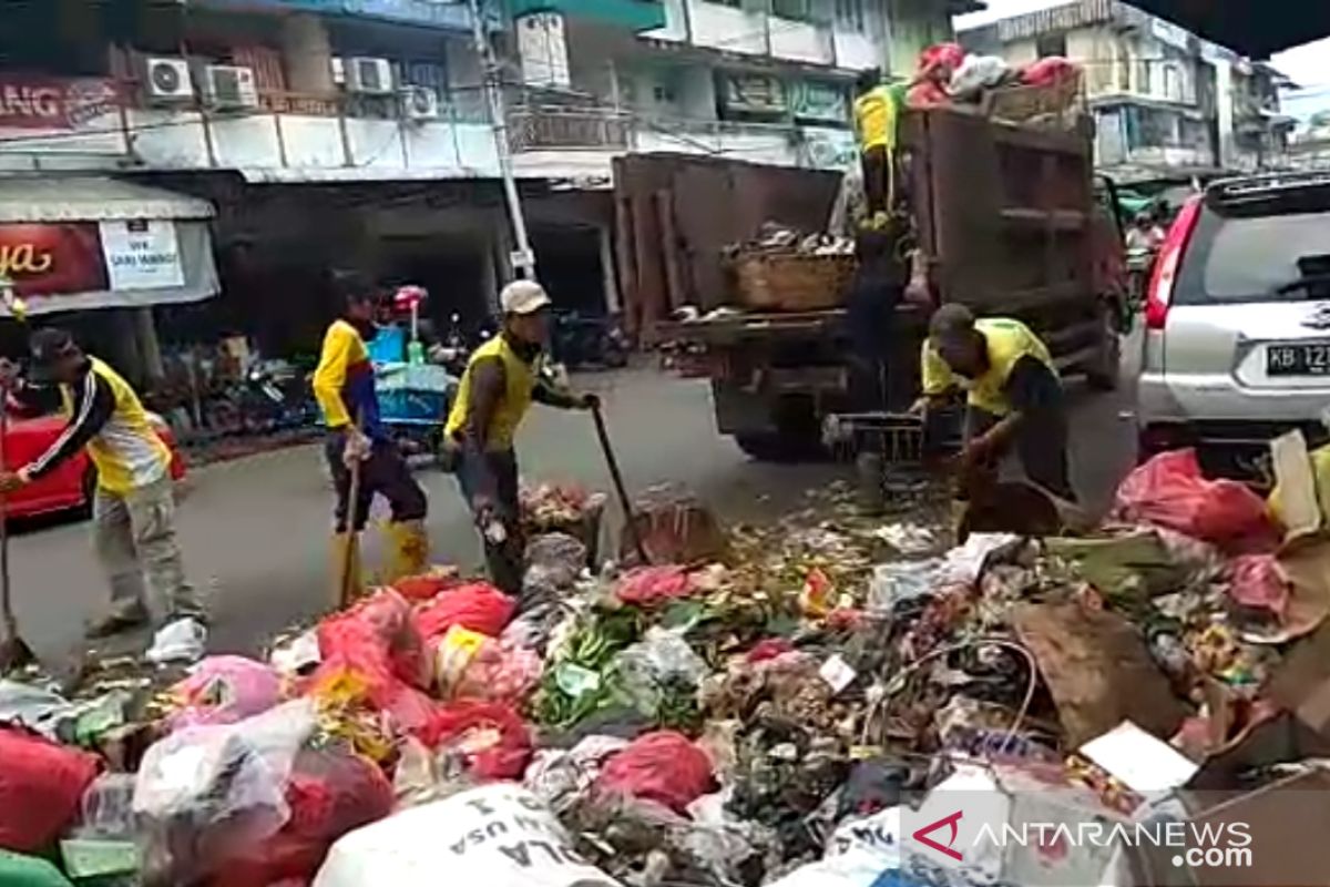 Selama musim buah, volume sampah di Singkawang meningkat