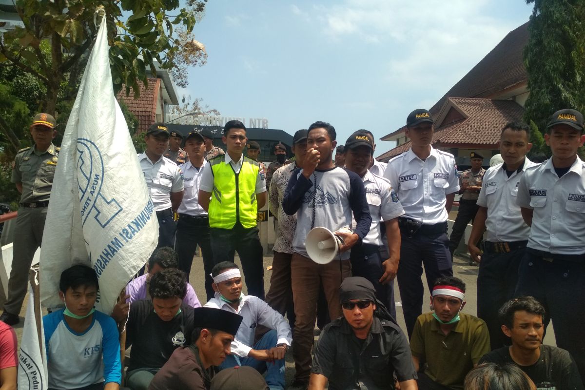 Unjuk rasa dan pelemparan tomat mewarnai penetapan APBD NTB