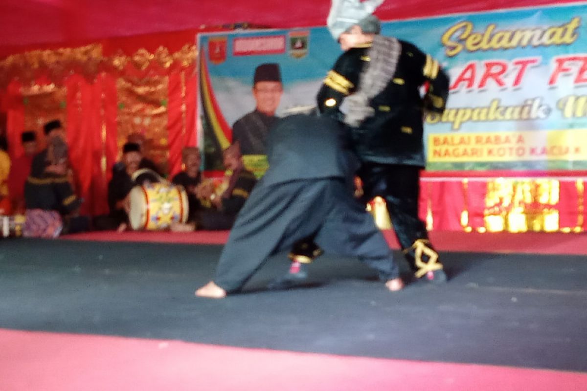 Belasan kesenian tradisional Minang ditampilkan saat pembukaan SAF 2019