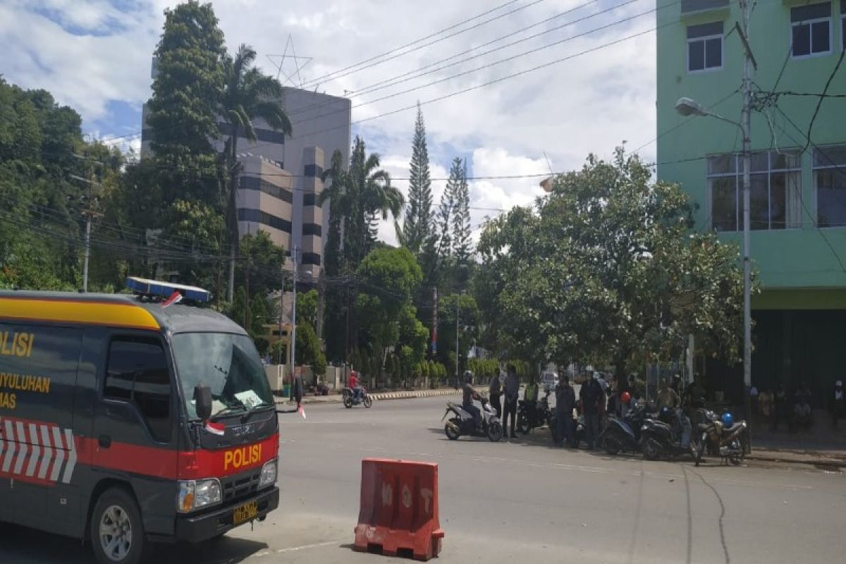 Pendemo bakar kantor Majelis Rakyat Papua