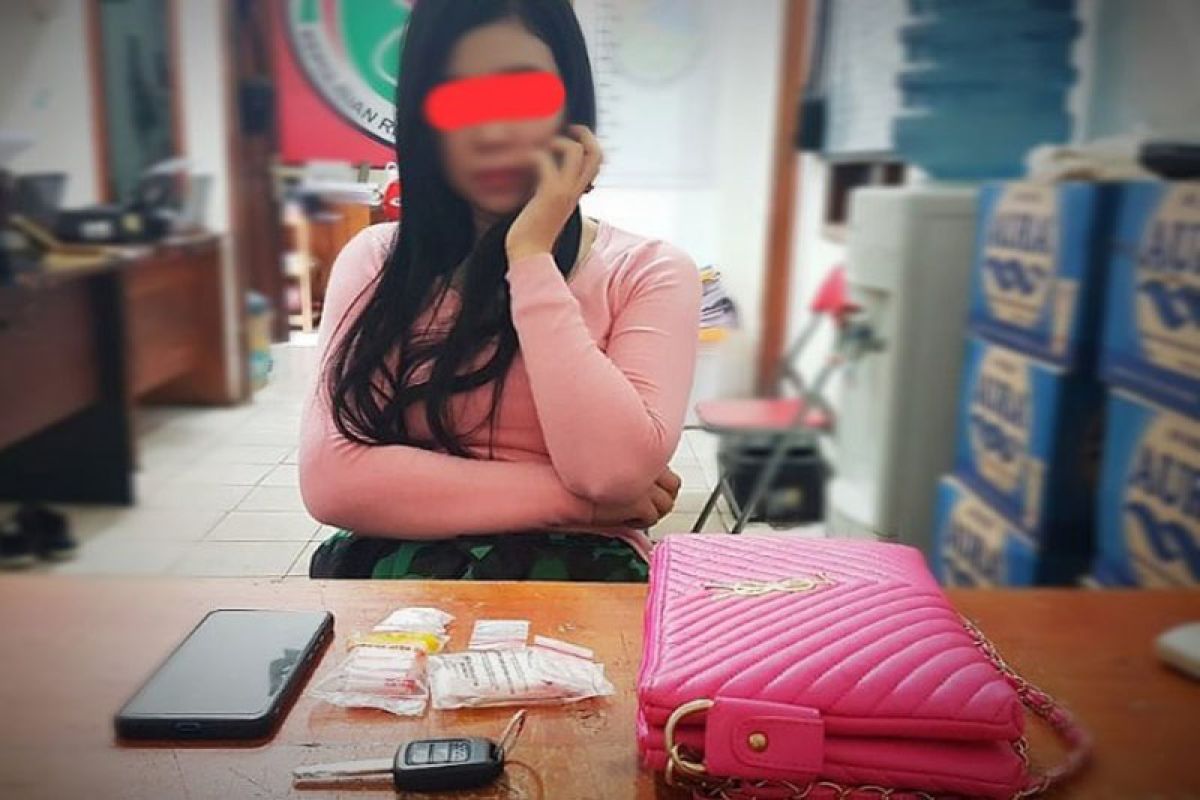 Tak bisa mengelak, perempuan ini ditangkap Polisi karena menyimpan sabu