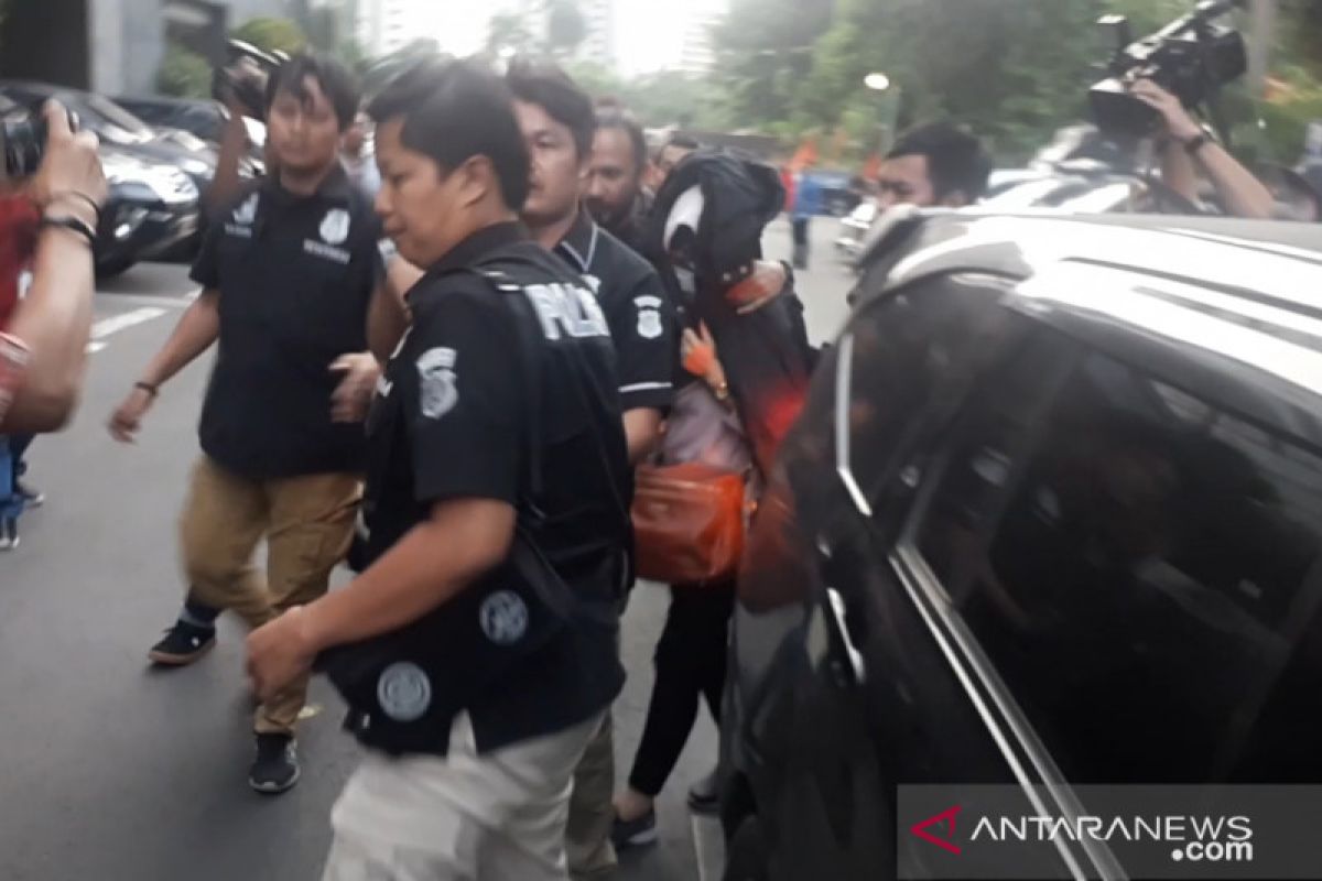 Perempuan pembunuh dan pembakar jasad suami tiba di Polda Metro Jaya