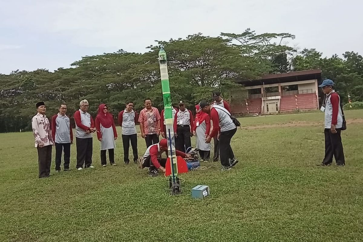 Pusat Iptek dan Bahasa Pontianak Bangun Minat Siswa Pada Sains Lewat Lomba Karya Sains Terapan (Roket Air)