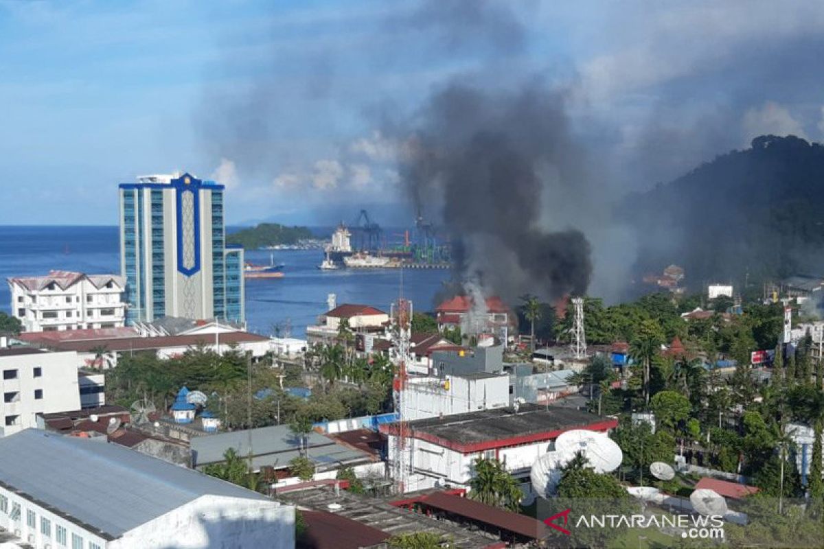 Kondisi di Jayapura, wanita ikut ronda malam hari