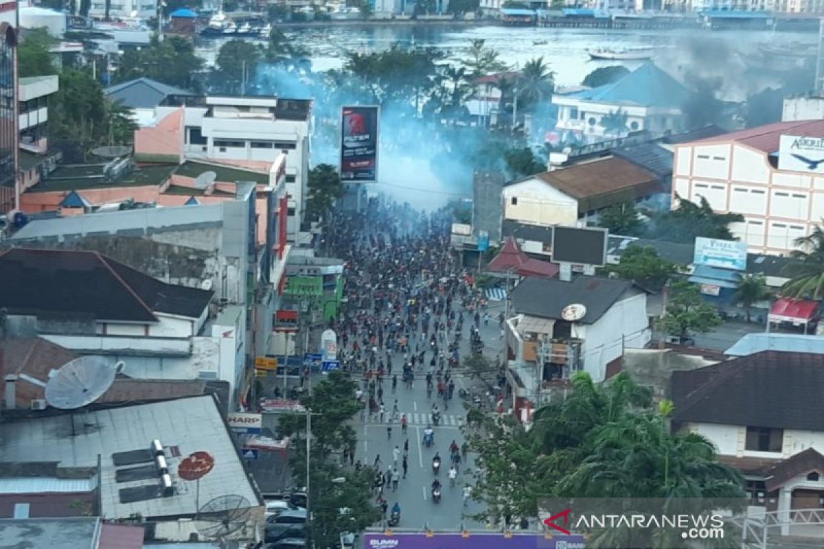 Rusuh Jayapura, aparat keamanan halau massa dengan gas air mata