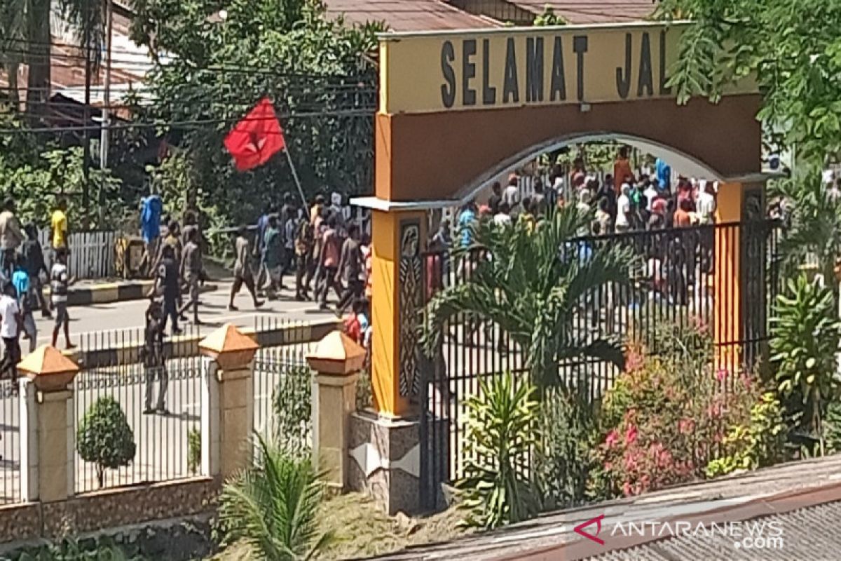 Papua memanas, pendemo bakar kantor Majelis Rakyat