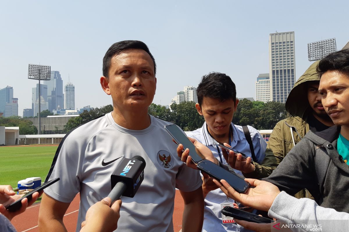 Yeyen Tumena latih timnas melawan Malaysia