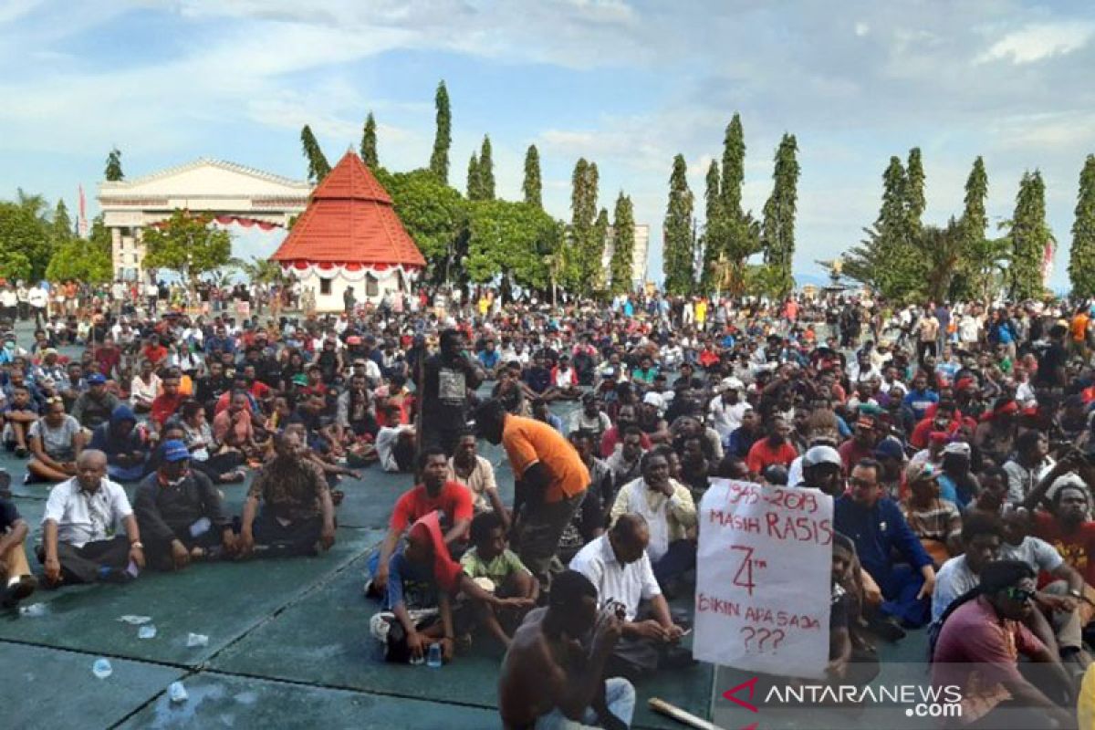 TNI-Polri evakuasi ribuan massa aksi yang ketakutan