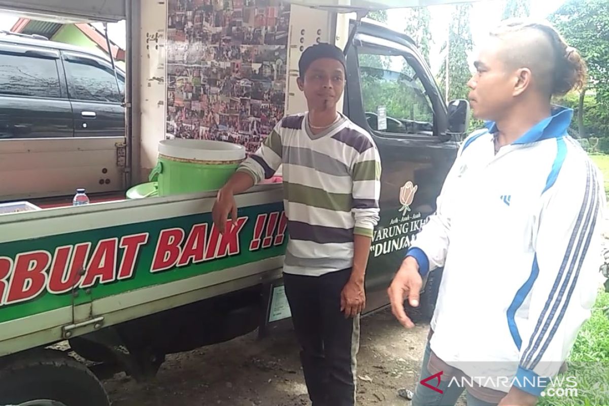 Artis Minang Mak Lepoh dan Warung Ikhlas bagikan nasi bungkus seharga Rp2.000
