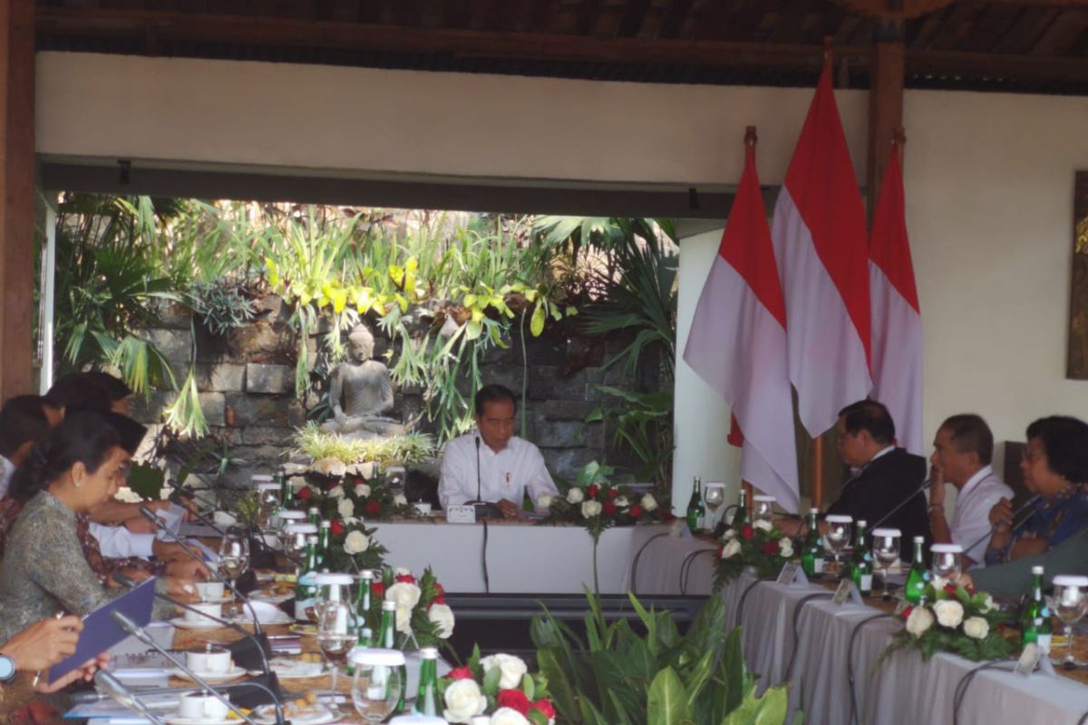 President Jokowi chairs limited cabinet meeting on tourism in Magelang