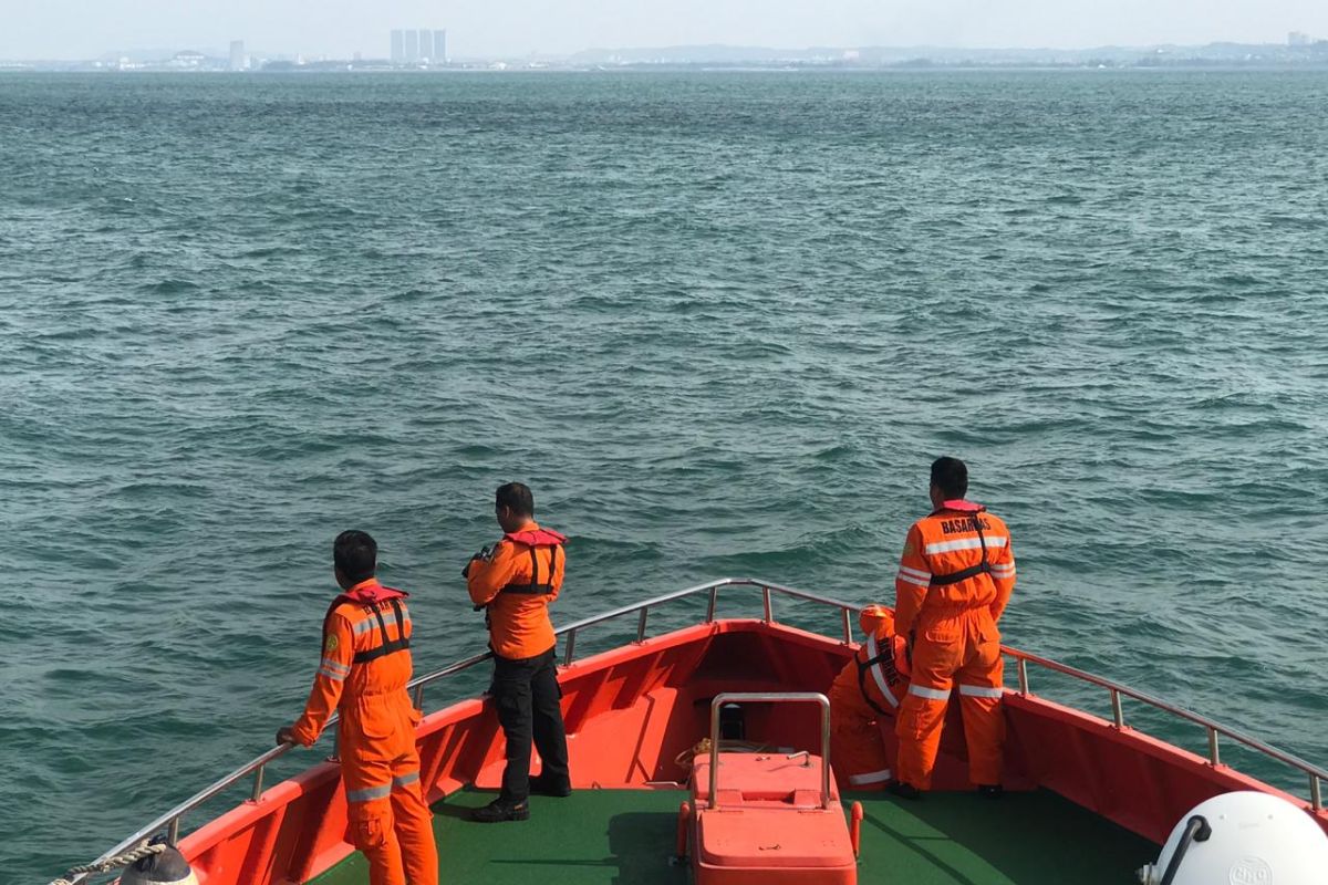 Besok pencarian dua korban terapung di Selat Singapura dilanjutkan
