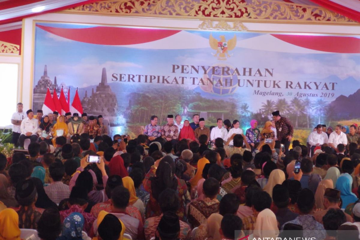 Presiden Jokowi serahkan 5.000 sertifikat tanah warga Magelang