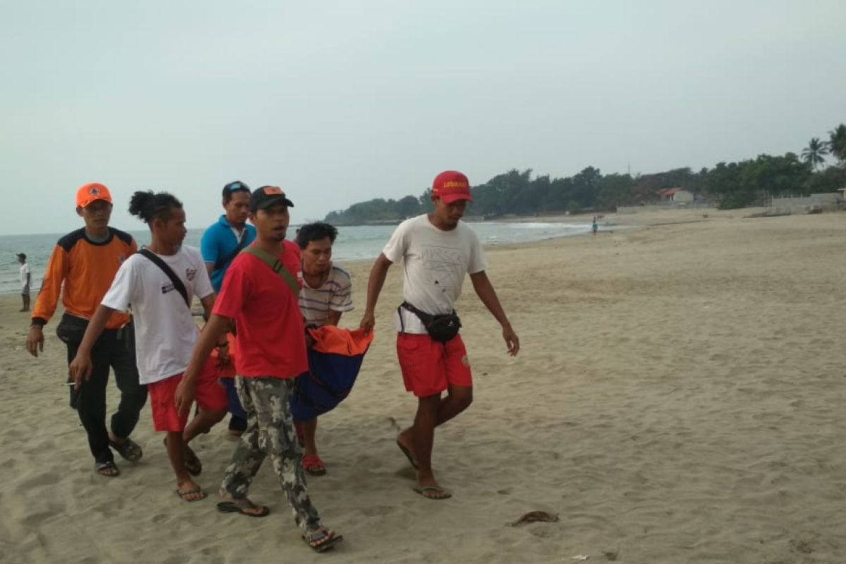 Seorang santri hilang terserat ombak di Pantai Karang Bolong