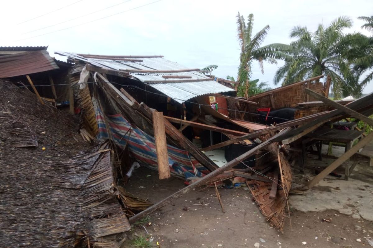 Lima rumah warga Langkat dilanda  angin kencang