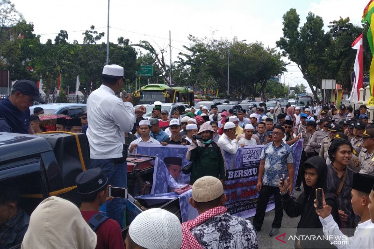 VIDEO - Ratusan umat muslim Riau turun ke jalan bela UAS