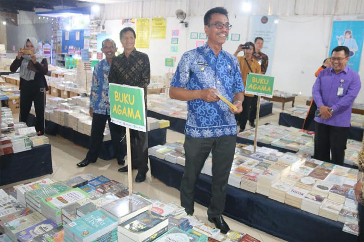 Melalui pameran buku, diharapkan menambah khasanah pustaka masyarakat