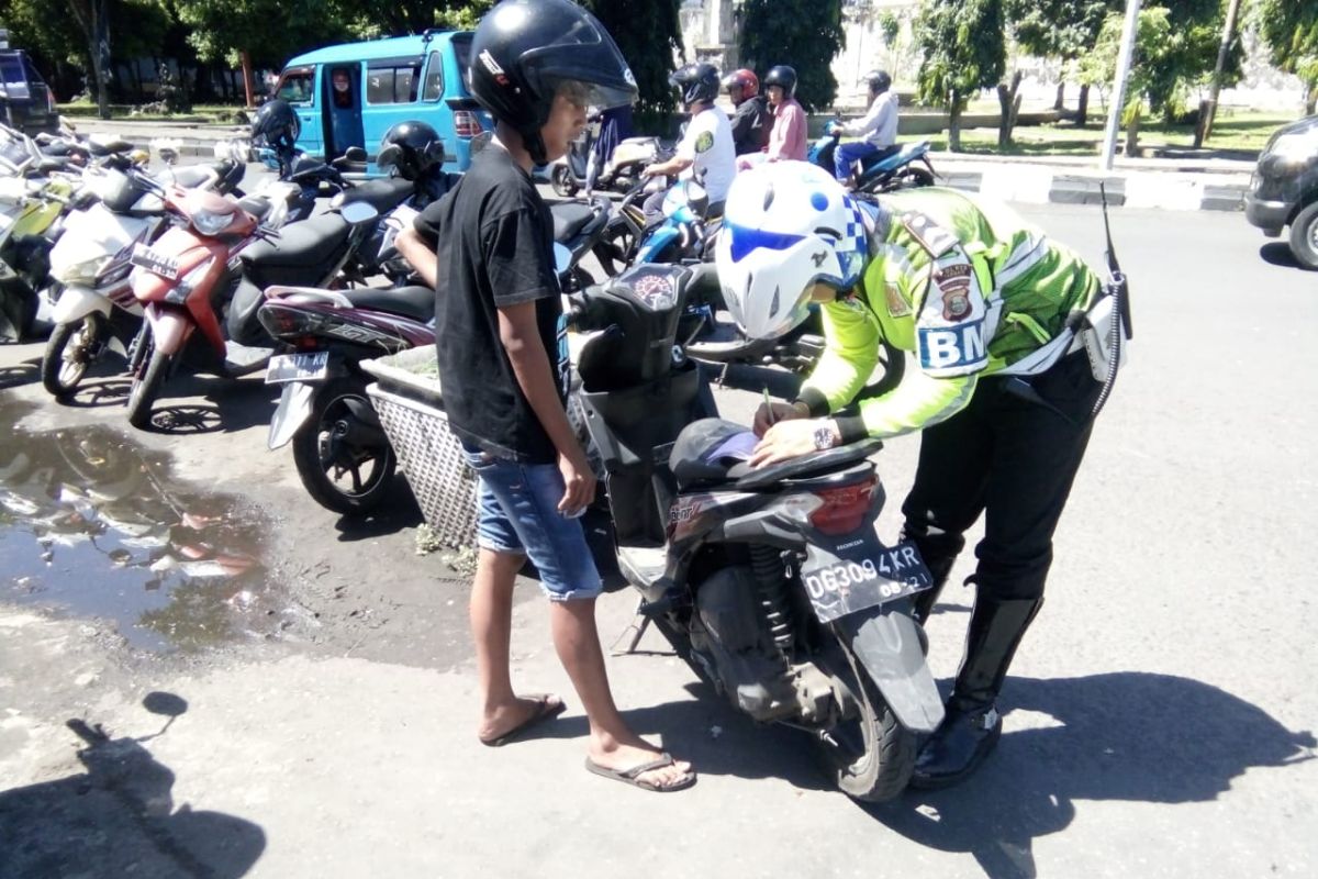 Satlantas Polres Ternate  tertibkan pengendara tanpa gunakan helm