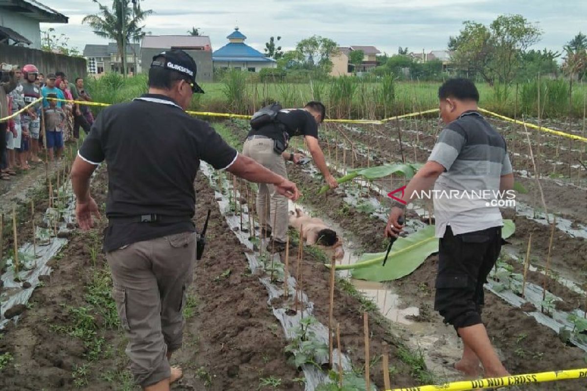 Mayat wanita tanpa busana ditemukan warga di ladang