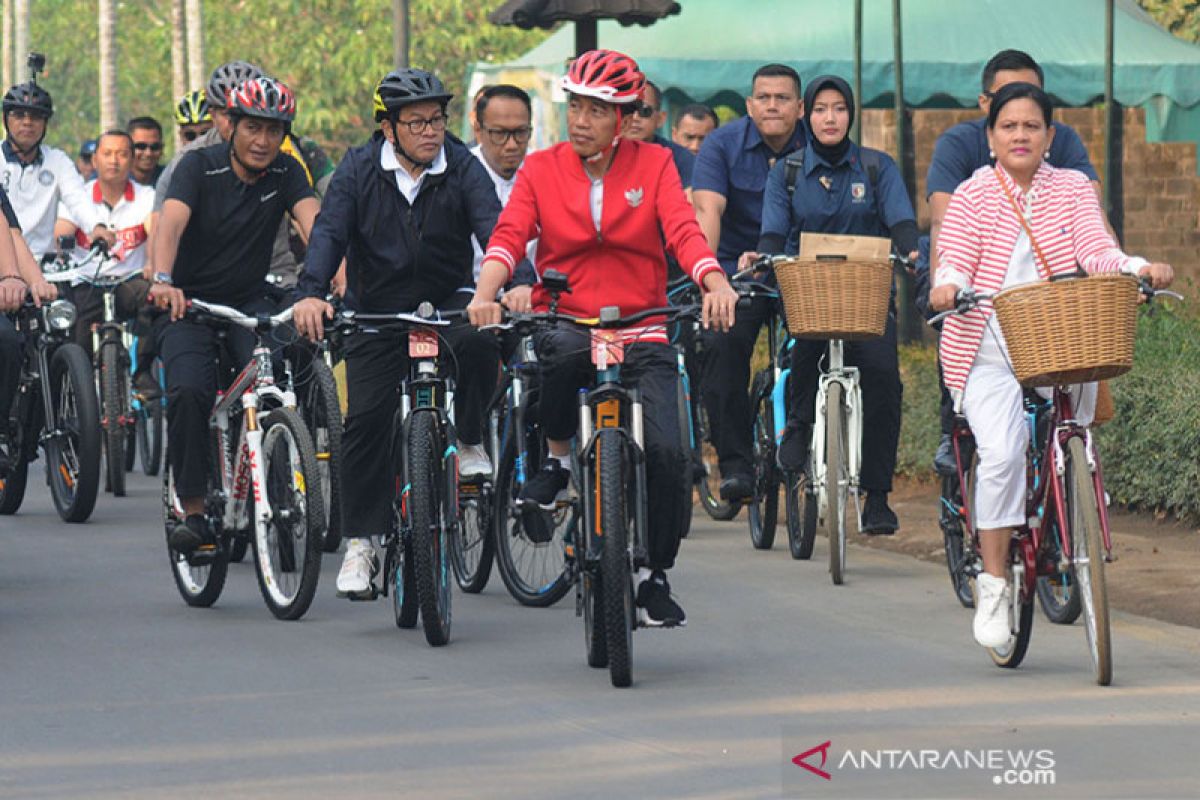 Presiden Jokowi bersepeda di Candi Borobudur