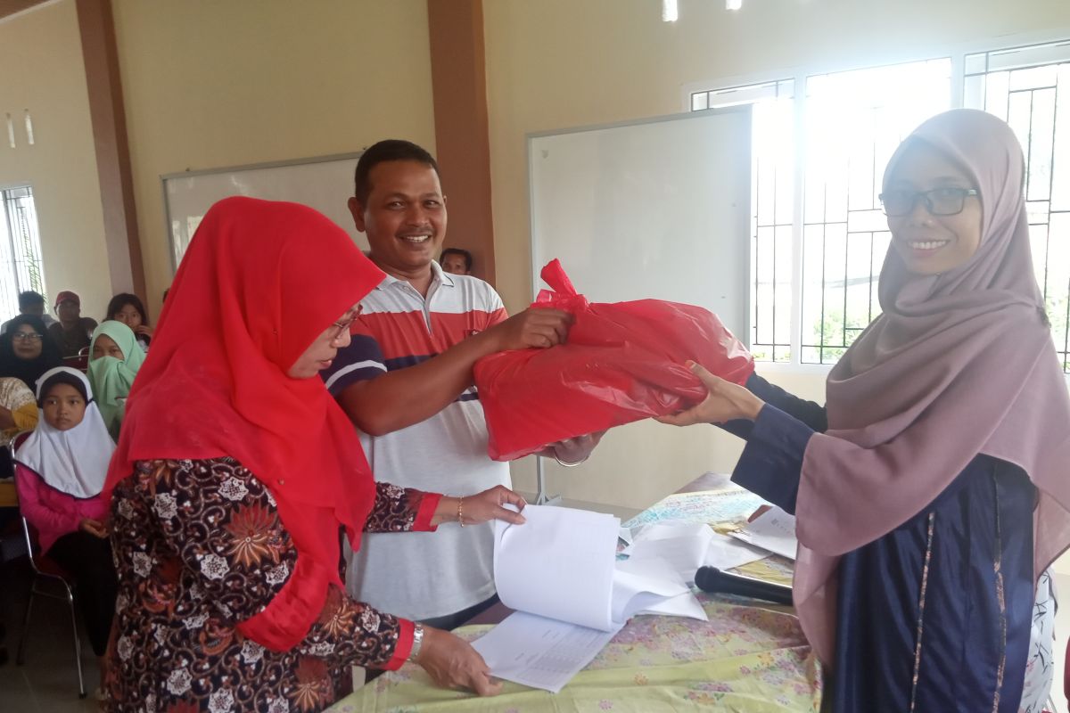 Bantu pelajar dari keluarga kurang mampu, Nagari Lubukbasung bagikan 100 paket kebutuhan sekolah