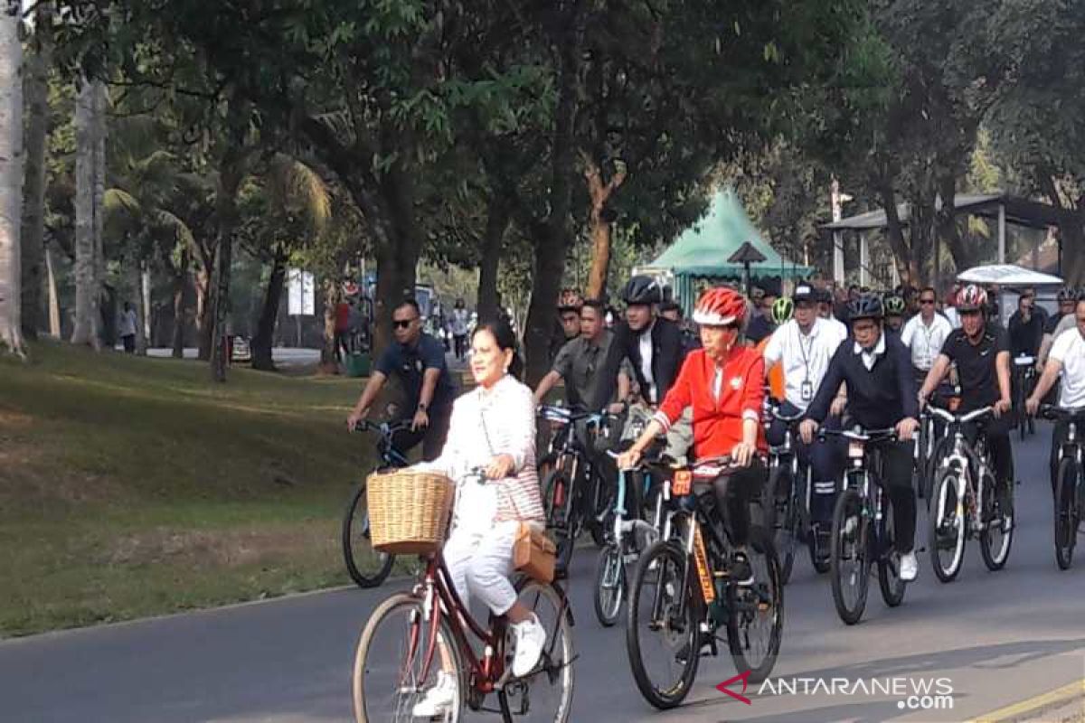 Presiden Jokowi bersama Ibu Iriana bersepeda di Borobudur