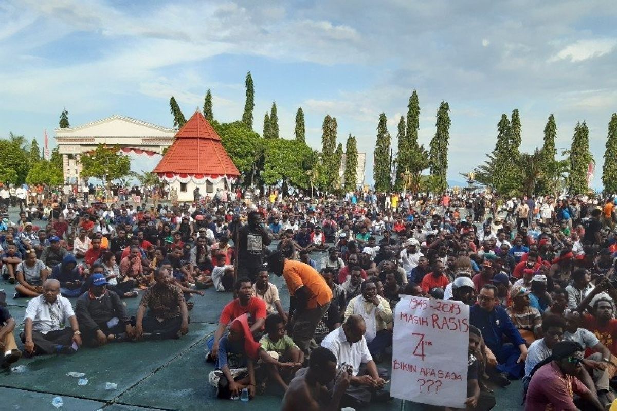 Papua Terkini - Sepuluh truk TNI-Polri dikerahkan untuk antar pulang demonstran di Jayapura