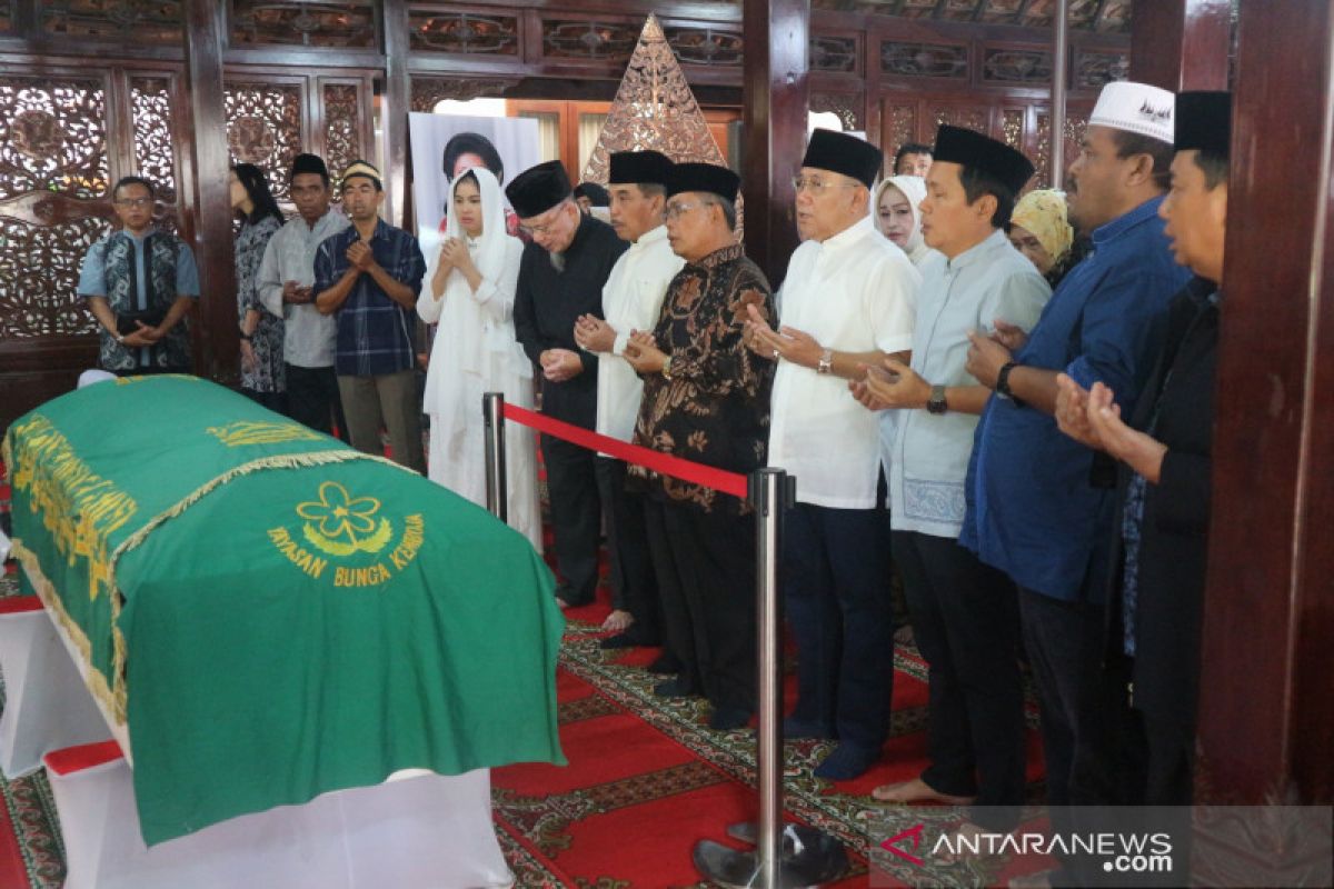 Sejumlah tokoh melayat wafatnya ibunda SBY ke Puri Cikeas Sabtu pagi