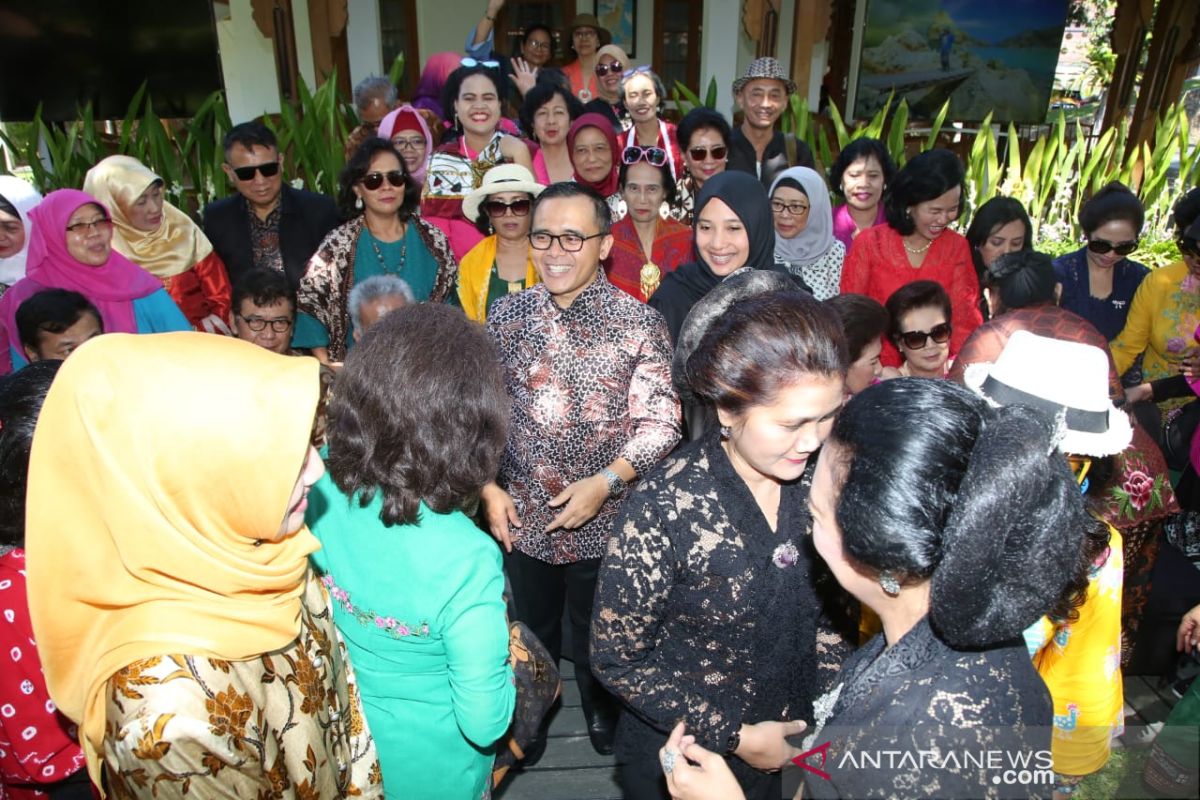 Pecinta batik Yogyakarta berbagi dengan perajin batik Banyuwangi