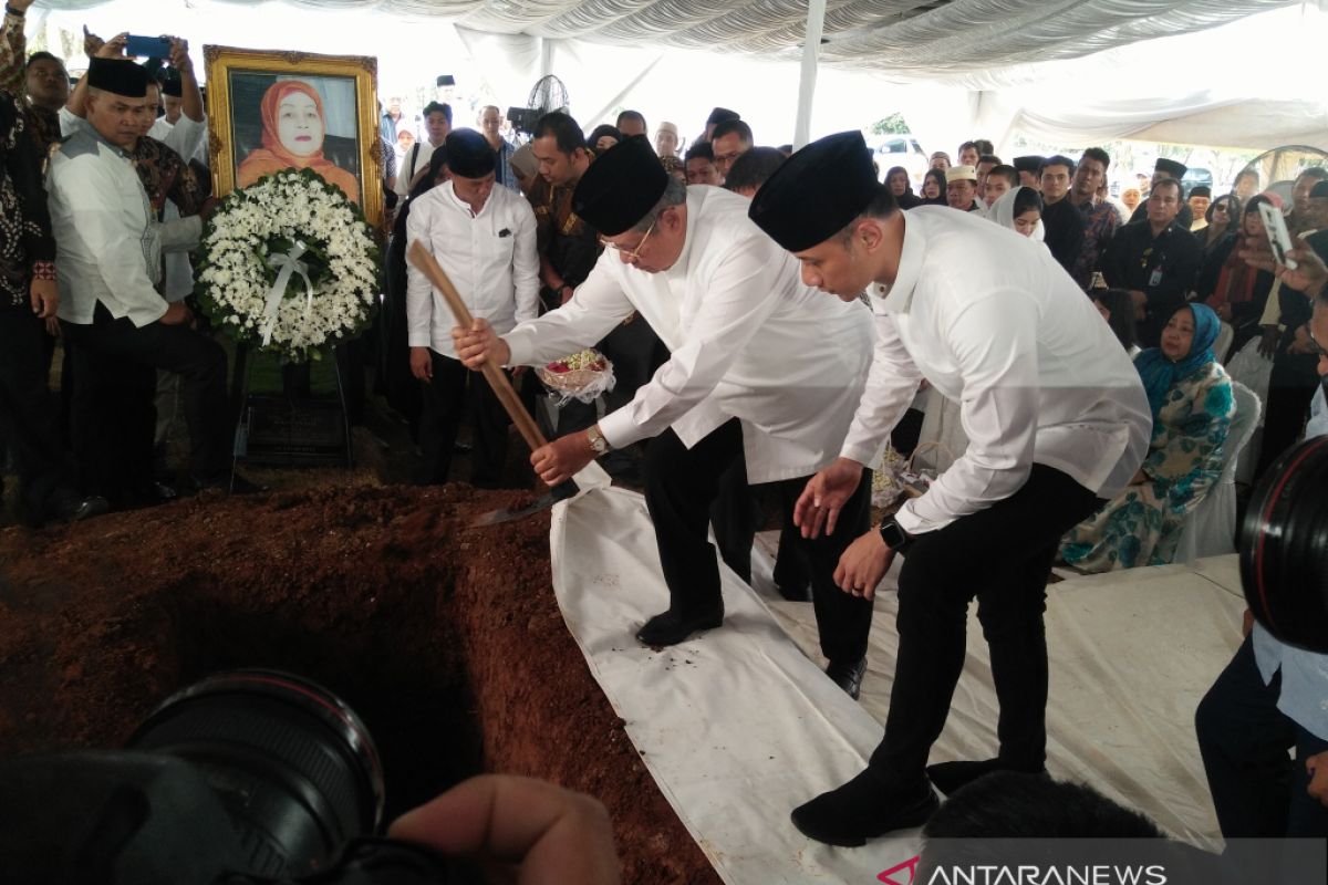 SBY menaburkan tanah ke makam ibundanya