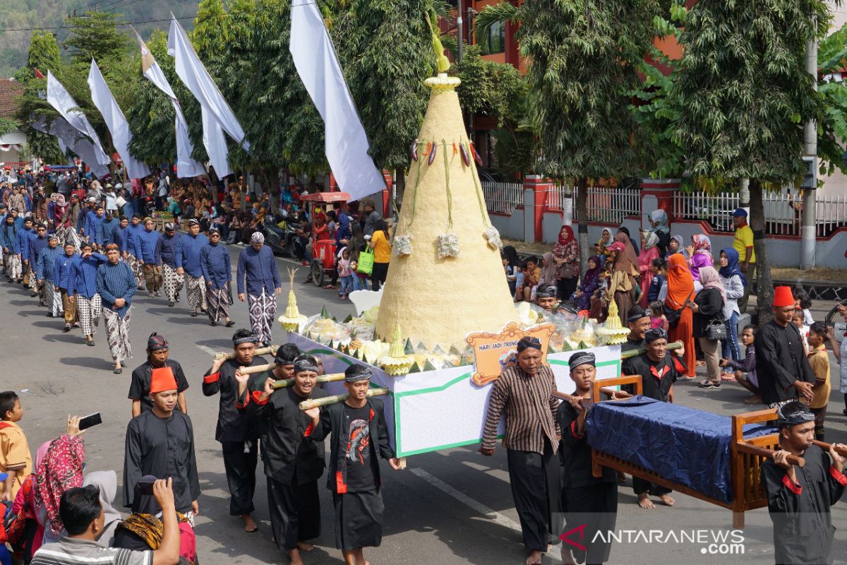 Warga pesta tumpeng agung rayakan hari jadi Trenggalek