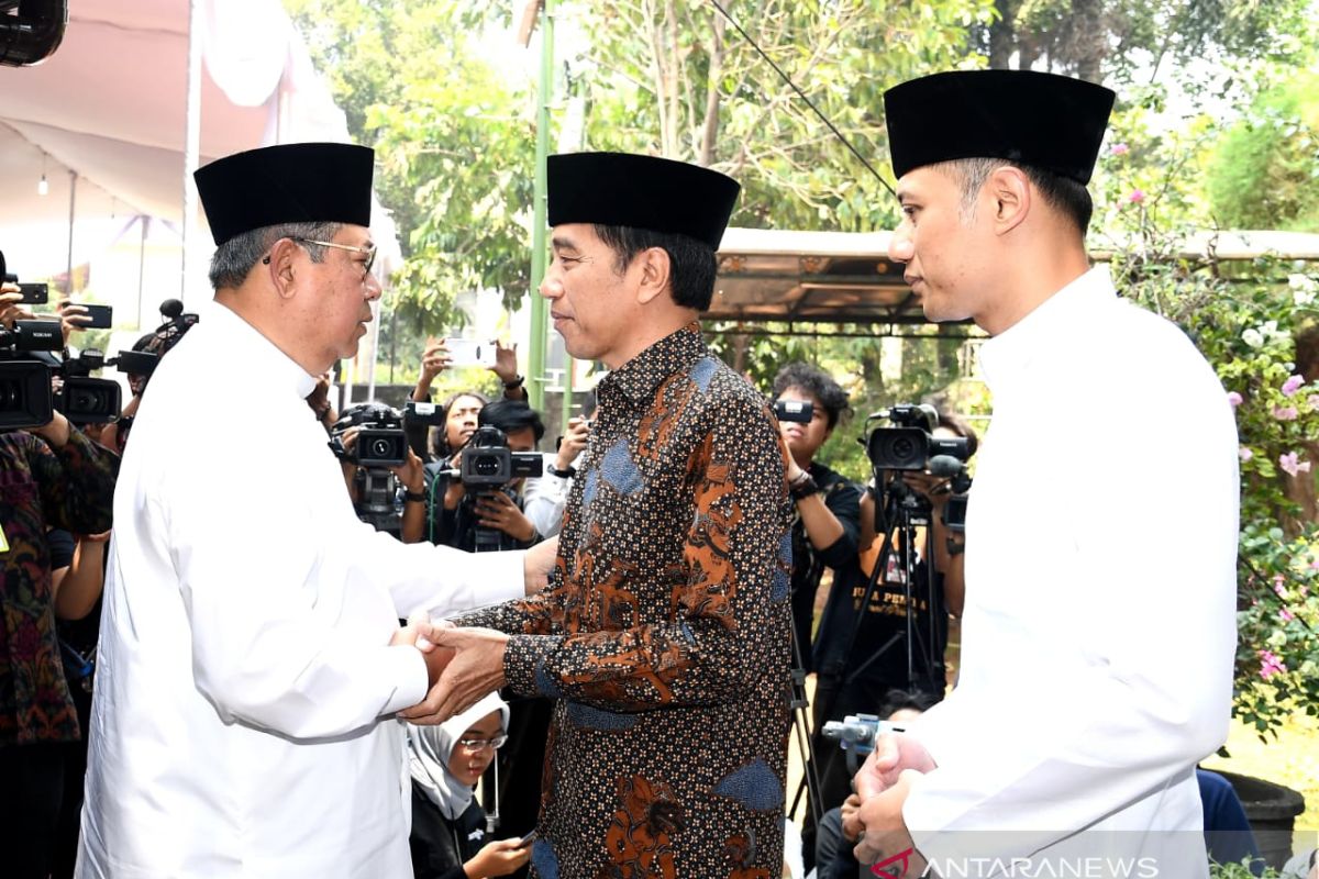 Presiden Jokowi melayat ke kediaman SBY Sabtu siang