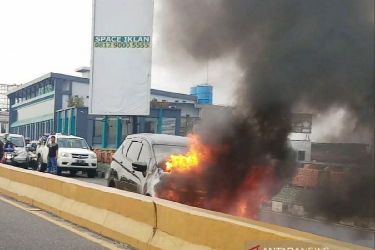 Xpander terbakar di Pekanbaru, seorang bayi selamat