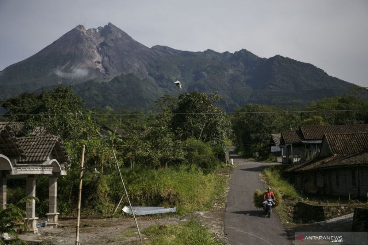 Guguran lava keluar dari Gunung Merapi dengan jarak luncur 700 meter