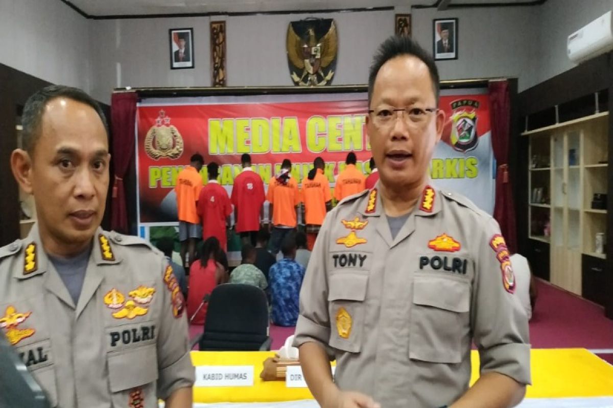 Tewasnya pendemo di Deiyai diduga terjadi setelah senpi TNI  dirampas