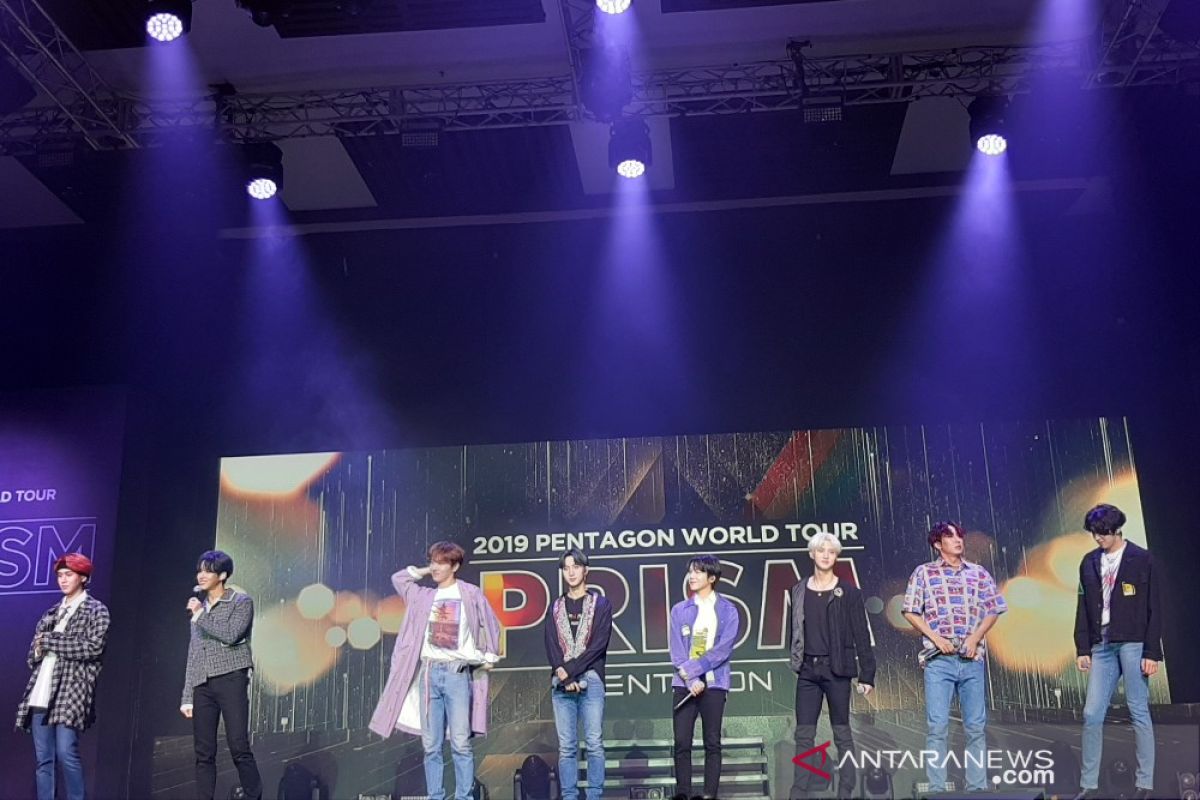 Grup K-Pop Pentagon tampil energik dalam konser "Prism"