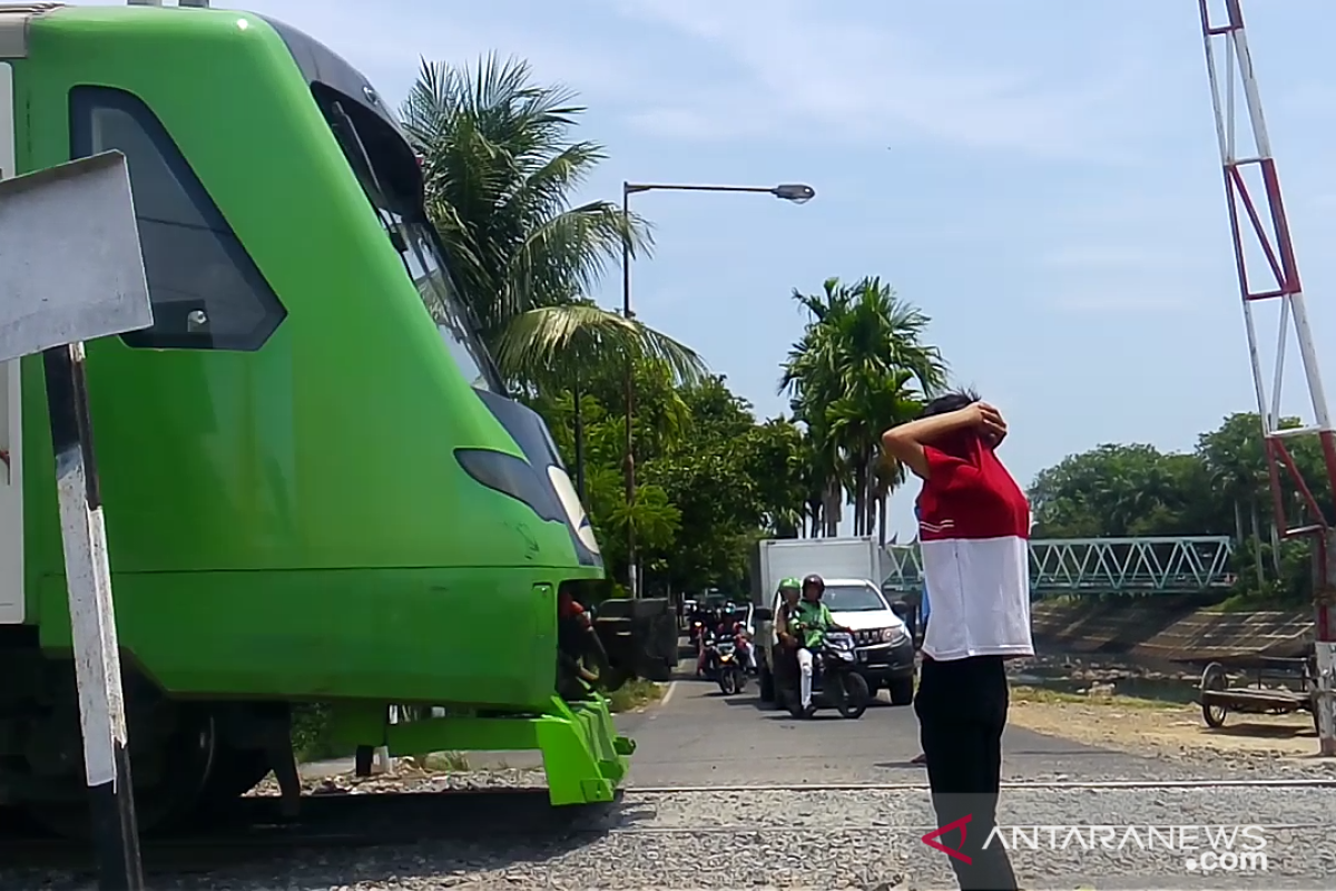 Dua Anak Cari Rezeki dengan Jaga Perlintasan Kereta Api