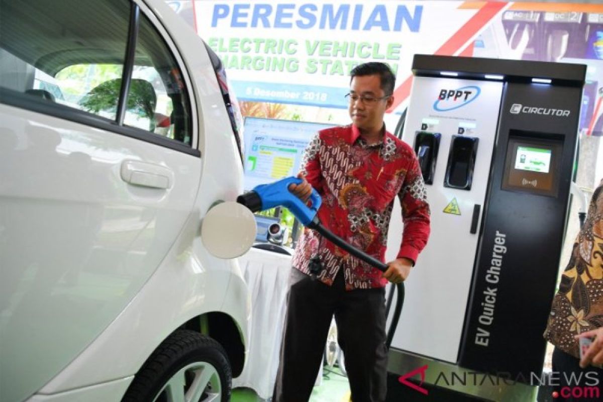 Mengkaji kemungkinan mobil listrik - biodiesel berjalan beriringan