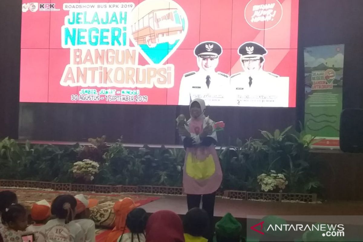 KPK beri pendidikan antikorupsi kepada anak melalui dongeng di Jember