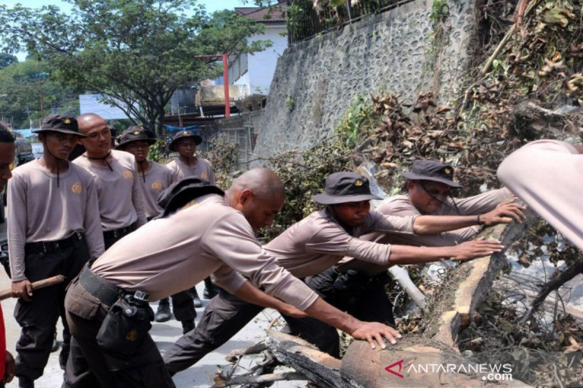 Papua Terkini -Siswa SPN Polda Papua kerja bakti pascademo di Jayapura