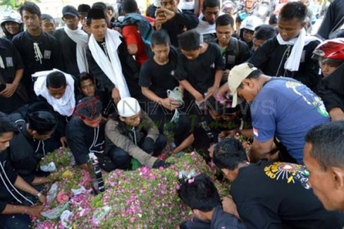 Peringati suroan, ribuan pesilat PSHT ziarah makam pendiri perguruan