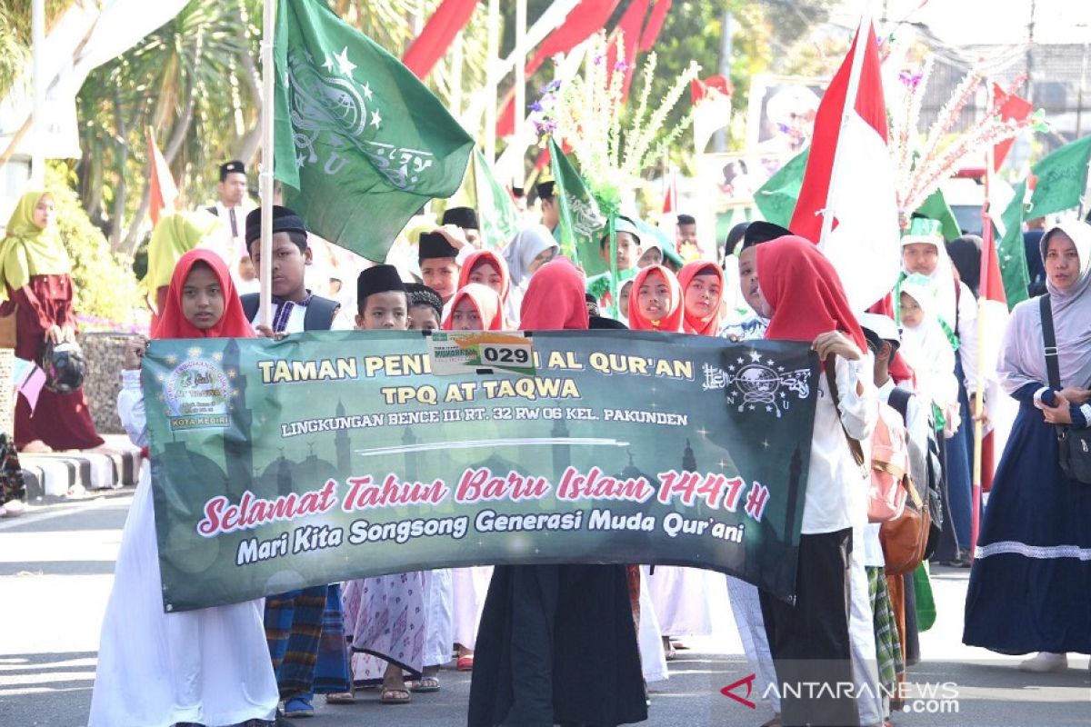 Ribuan santri di Kediri pawai taaruf peringati Tahun Baru Islam