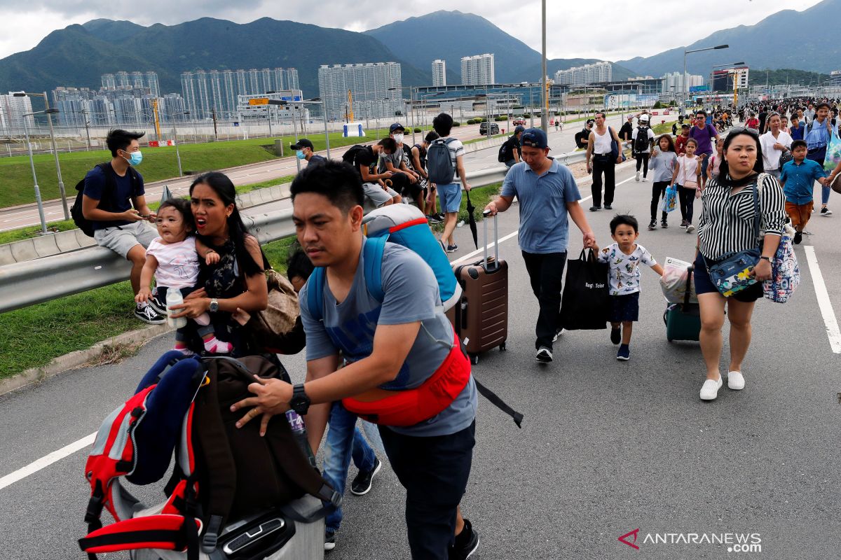 Pemrotes bergerombol di bandara Hong Kong untuk kacaukan perjalanan