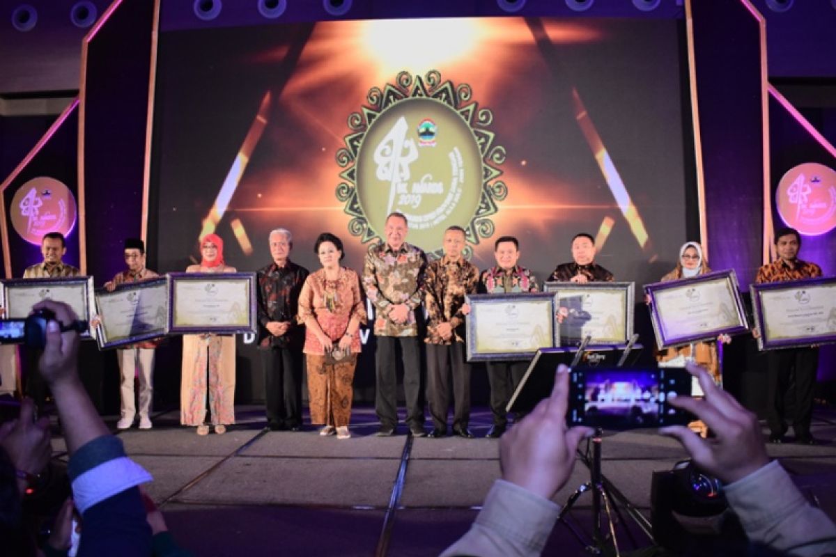 Sembilan anggota DPRD Jateng terima Badan Kehormatan Award