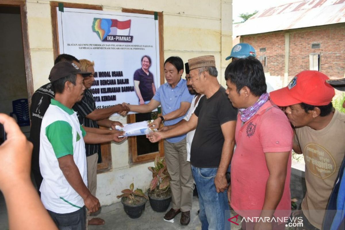 Kemenkumham-IKA PIMNAS LAN RI memberi modal usaha korban banjir