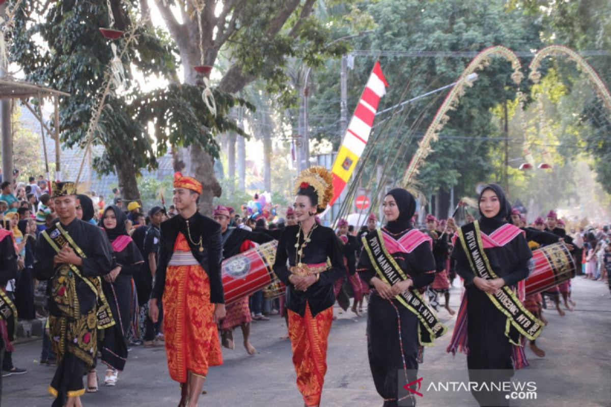 Karnaval budaya NTB pukau delegasi APGN