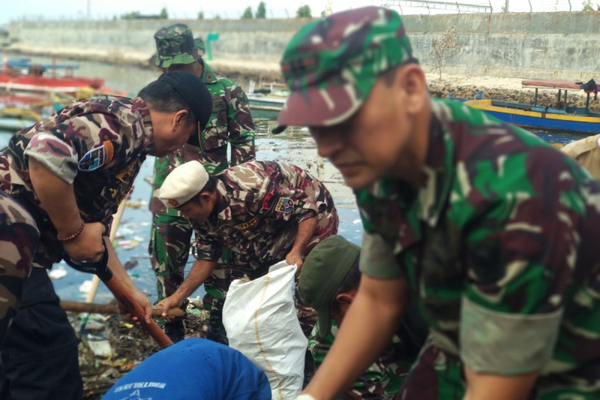 TNI dan Pramuka lakukan aksi bersih pantai peringati Tahun Baru Islam
