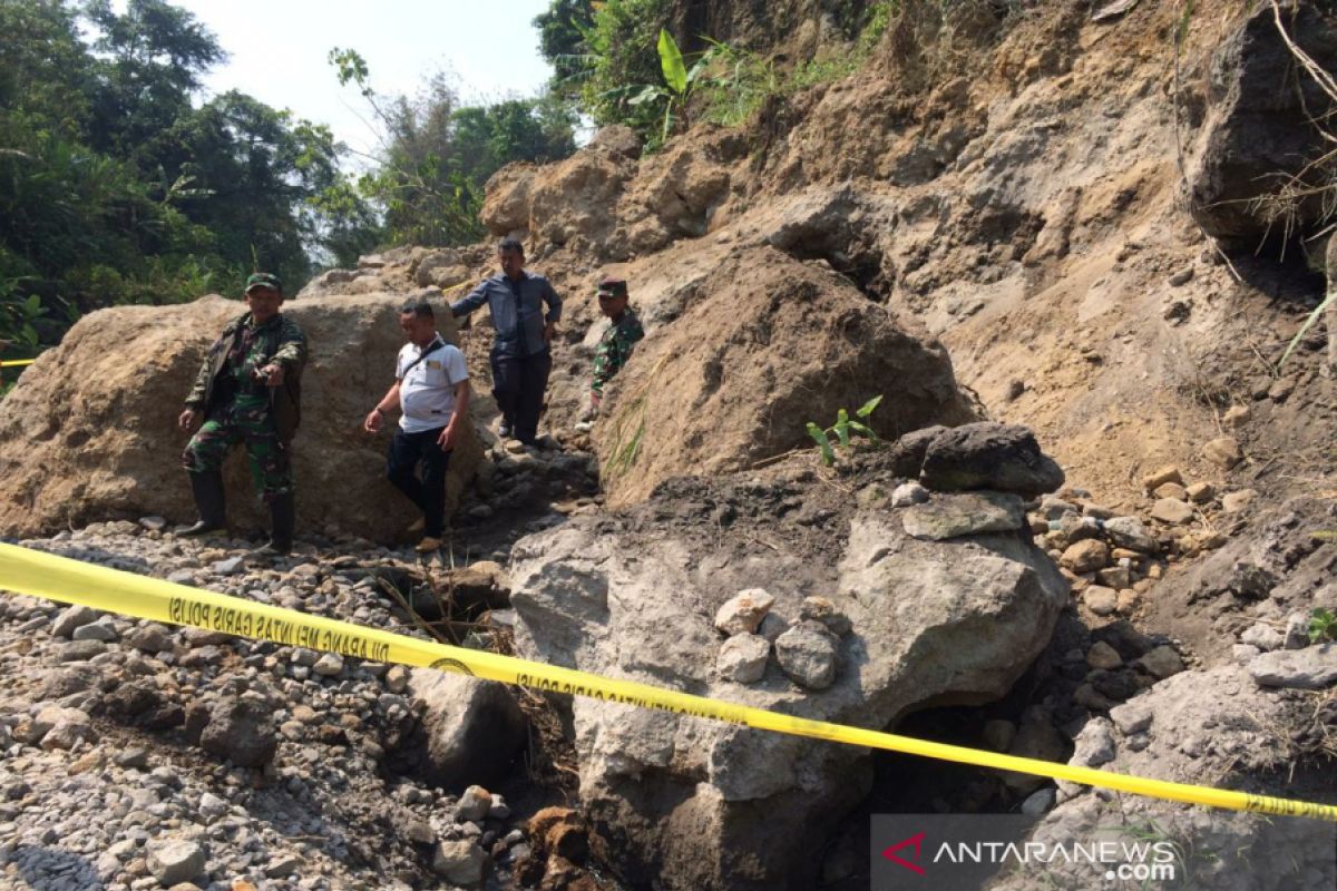 Seorang penambang di lereng Merapi tewas tertimpa longsoran batu