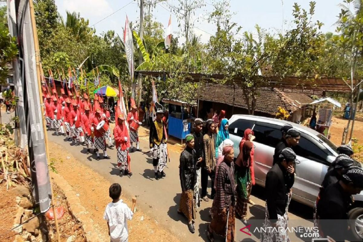 Warga Pengkol Gunung Kidul menggelar kirab budaya sambut tahun hijriah