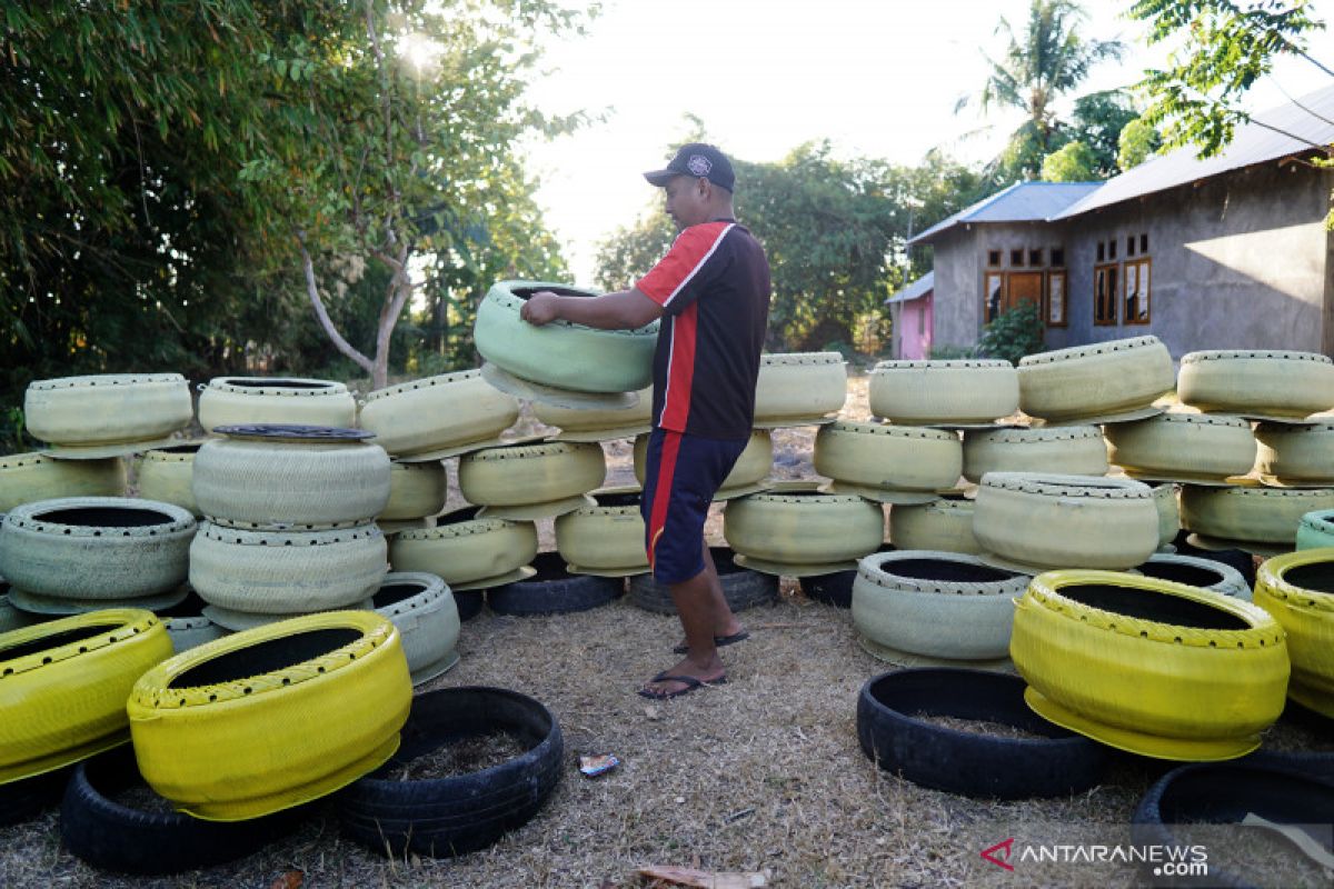 Industri kreatif Pentadio Barat ciptakan tong sampah dari ban bekas